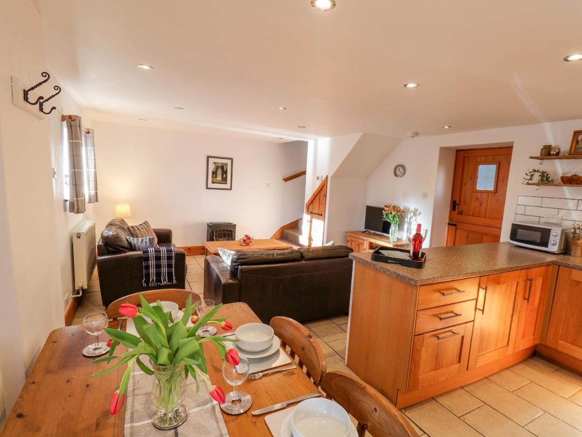 Hayloft Cottage Staintondale Bagian luar foto